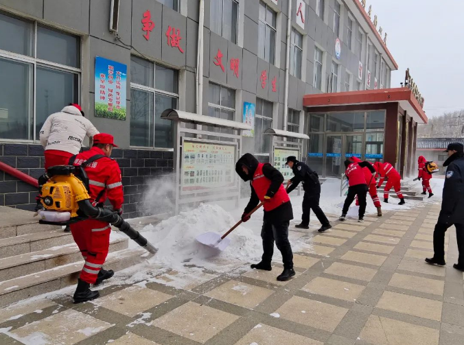 橋東派出所到城東小學開展義務清雪活動